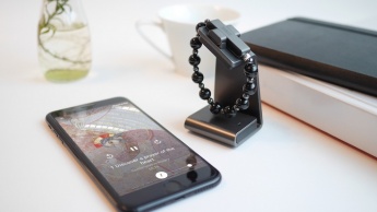 Click to Pray eRosary: a pulseira inteligente do Vaticano que se ativa com o sinal da cruz