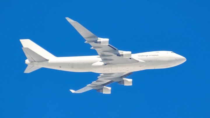 Ilustração avião pintado com tinta branca para refrescar o equipamento