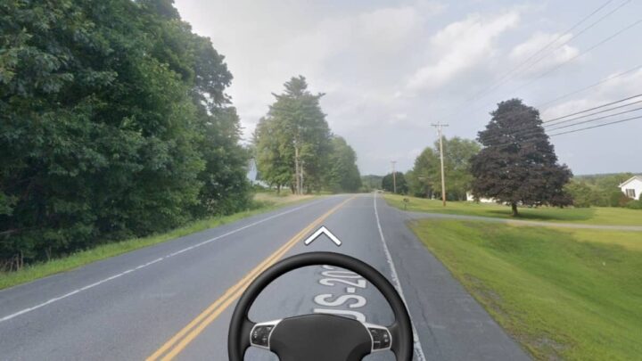 Screenshot do website Internet Roadtrip, com a estrada à frente e o volante digital em baixo